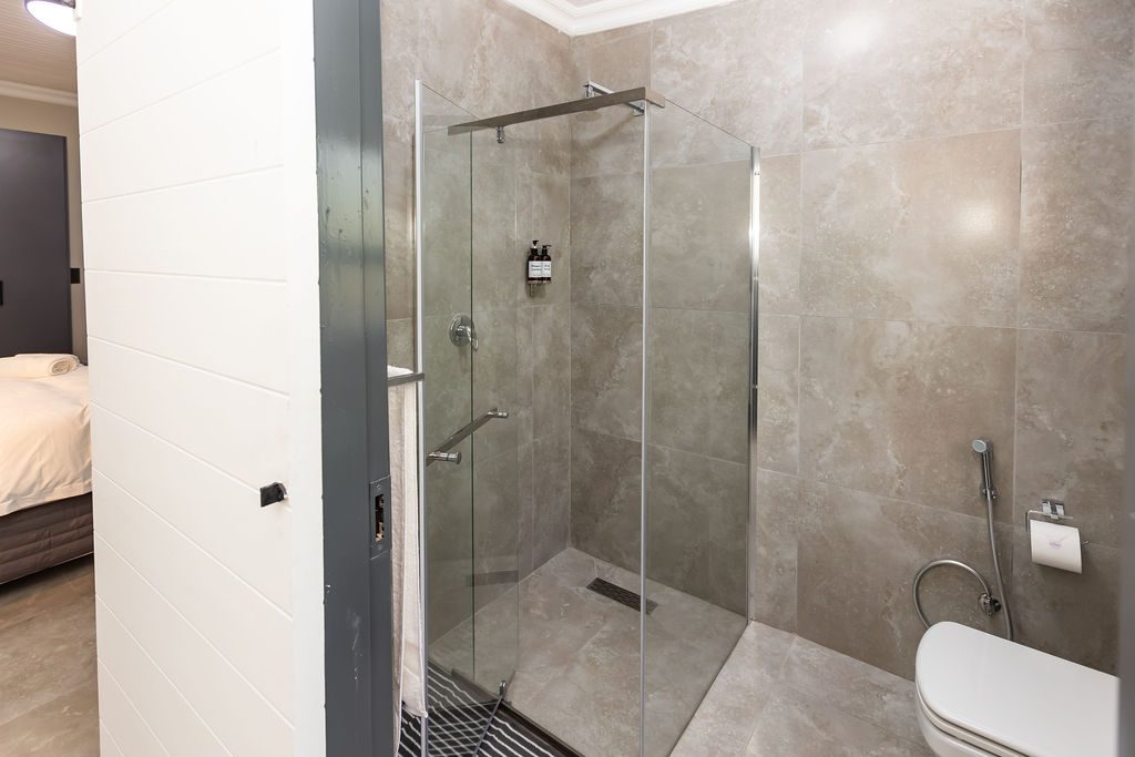 Modern tiled en-suite shower